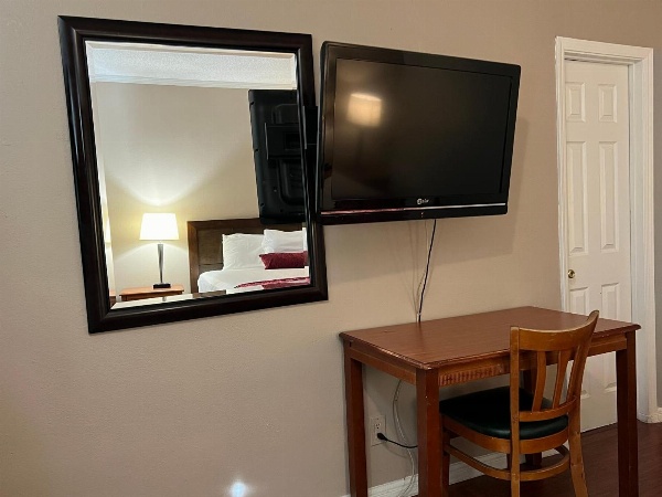 Hometown Inn North Hills image 4